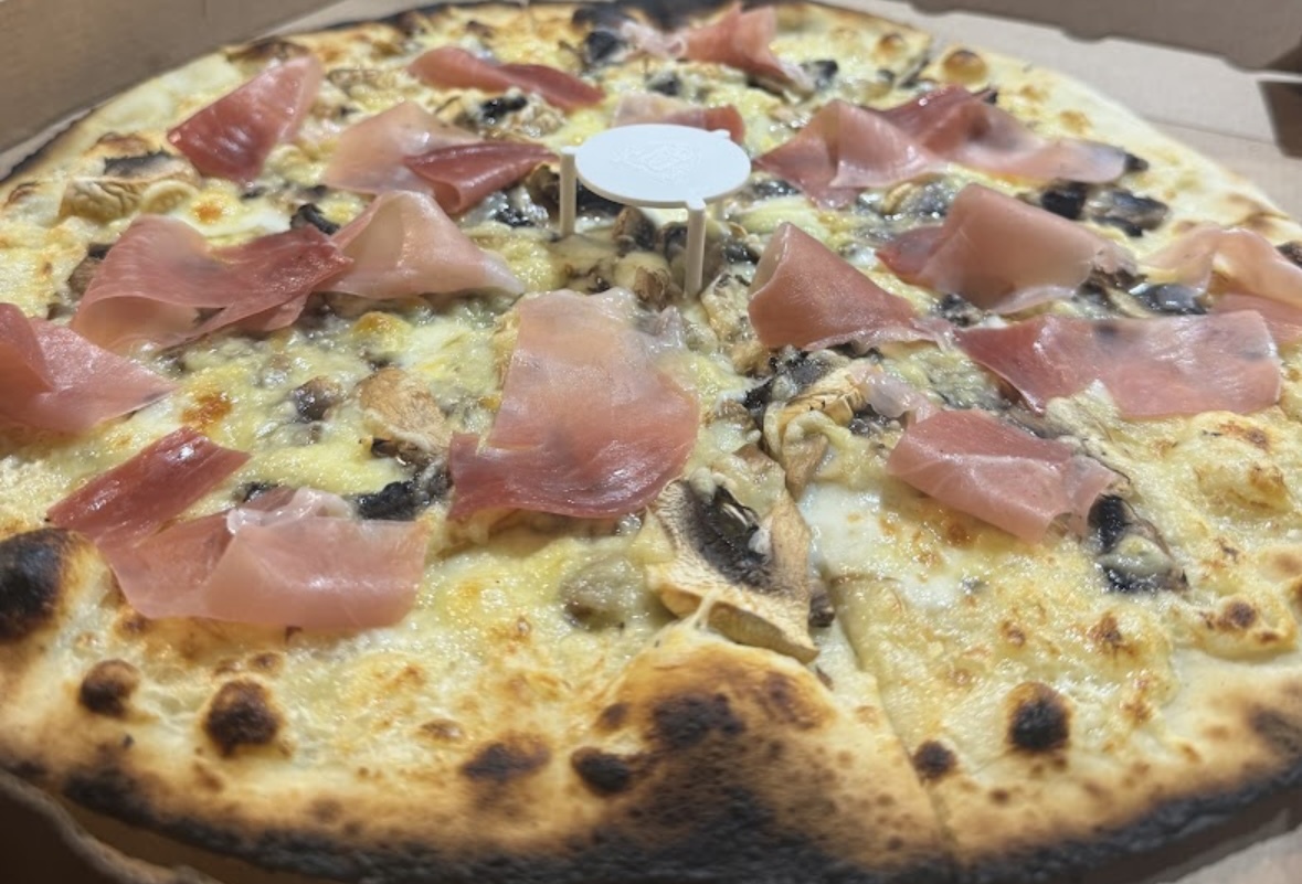 Pizza spéciale avec olives, champignons et jambon artisanal