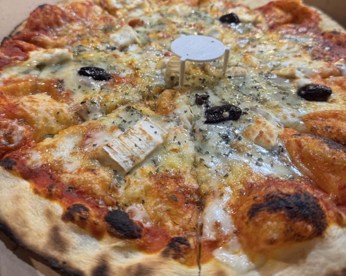 Pizza napolitaine authentique avec mozzarella fondue et sauce tomate fraîche
